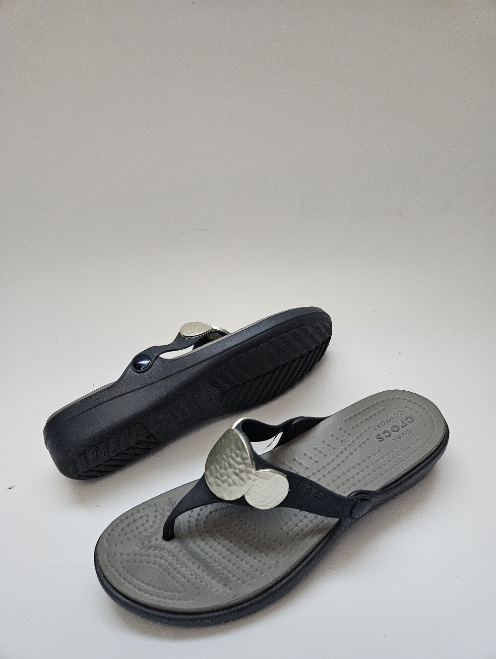 Crocs Sanrah Black Embellished Wedge Slip On Flip Flops Sandals Womans Size 11